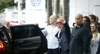 Lula recebe alta hospitalar e ficará em SP até quinta-feira